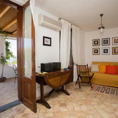 Vakantiehuis Charming House In With Sea View